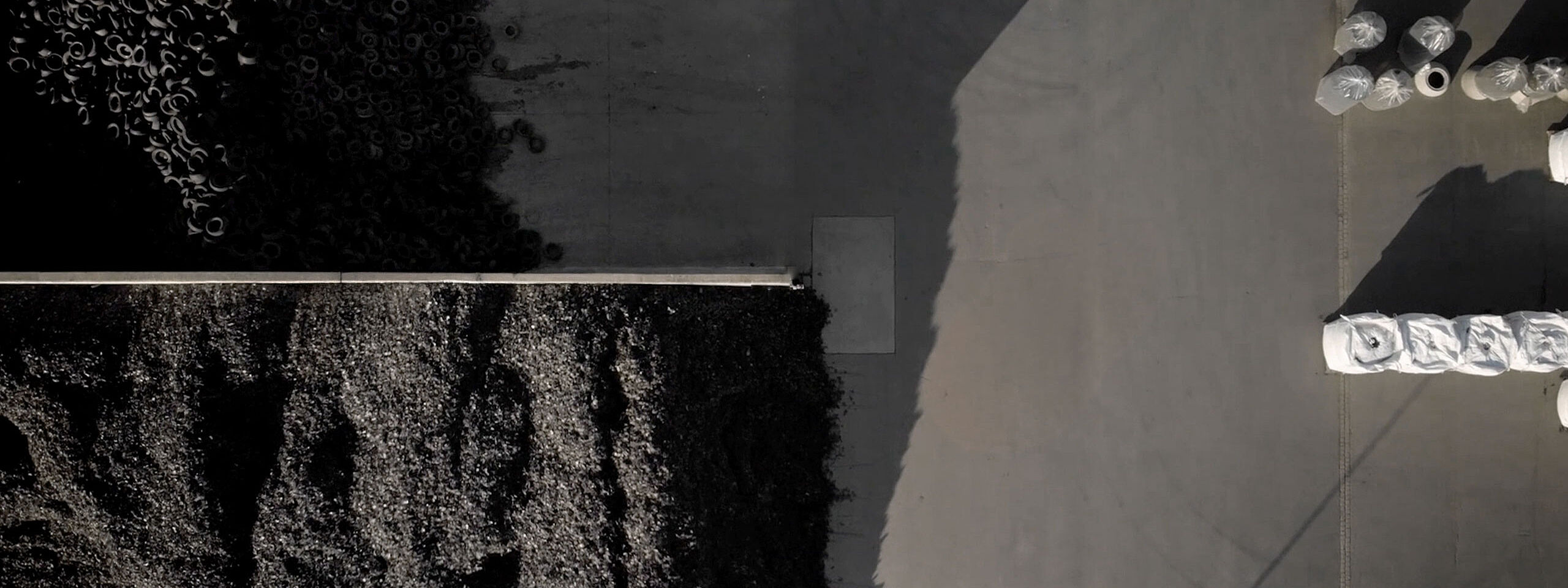 Altreifen Annahme in Triptis (Thüringen) - Ihr Partner für Reifenrecycling | PVP Triptis Gummigranulat & Verwertung Draufsicht auf Gummigranulat aus recycelten Reifen in einer Produktionsanlage