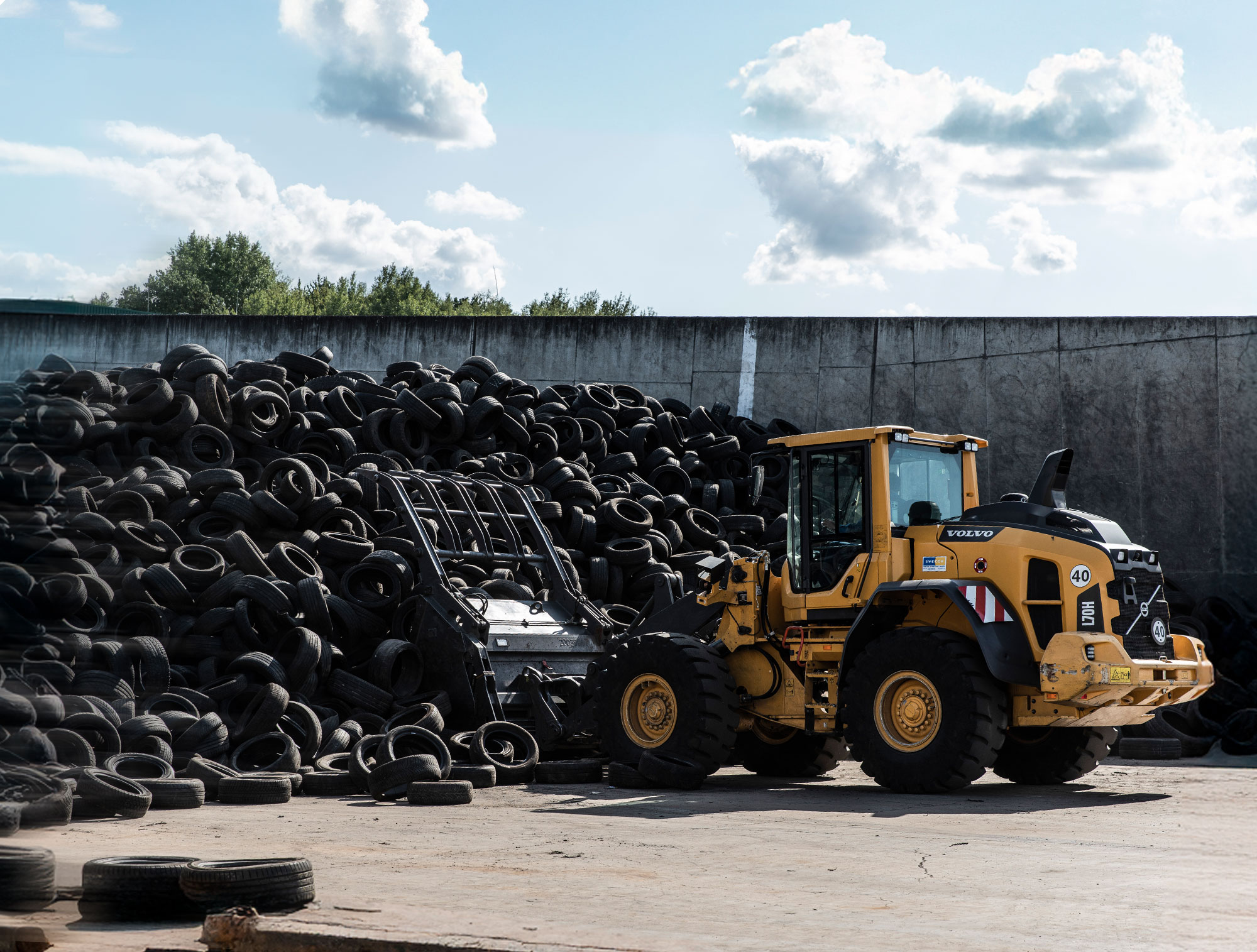 Altreifen-Recycling und Materialrückgewinnung bei PVP Radlader bewegt große Menge Altreifen auf Recyclinganlage – Reifenrecycling und Materialrückgewinnung bei PVP